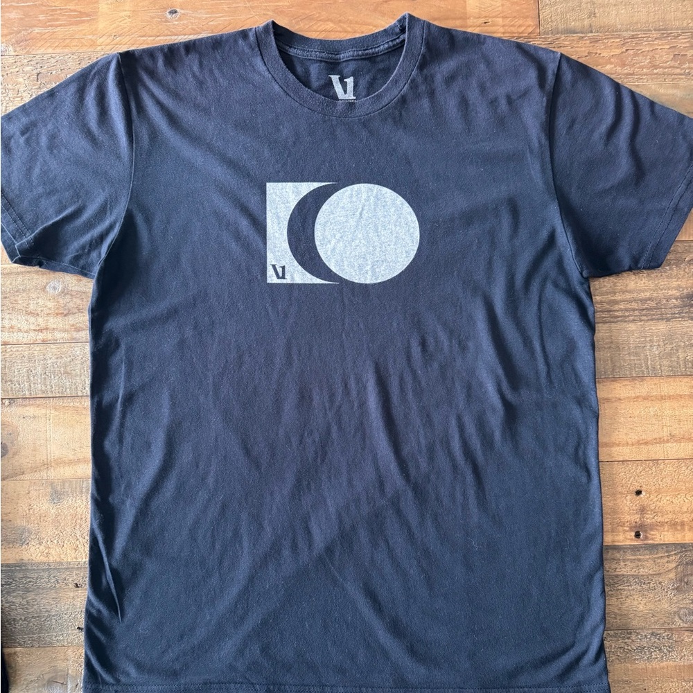 Vuori Men's Black Graphic Tee - Size Large